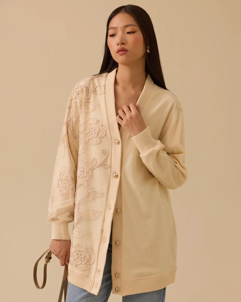 V Yaka Nakışlı Düğmeli Hırka