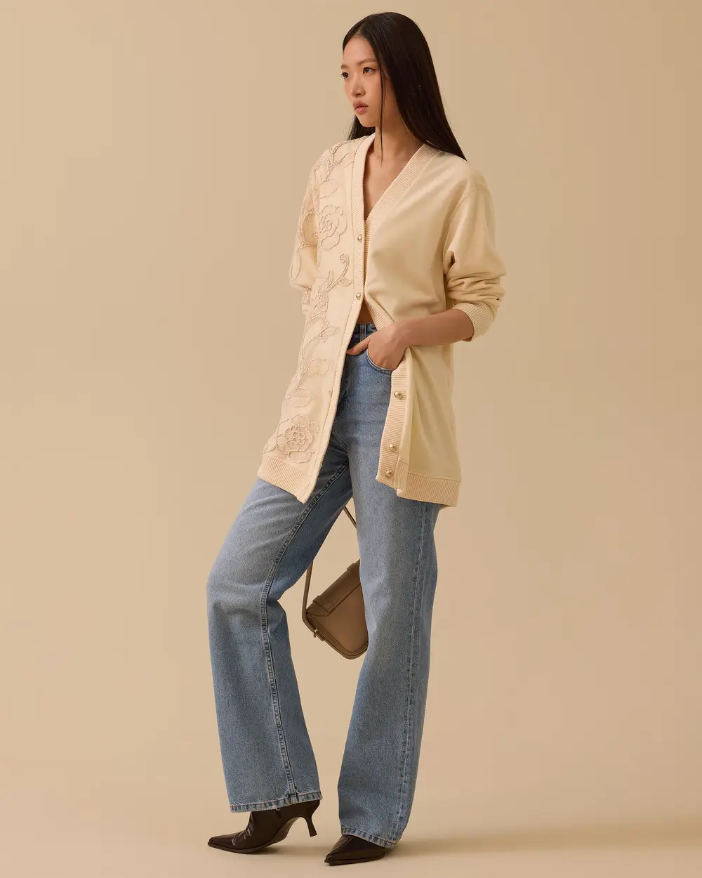 V Yaka Nakışlı Düğmeli Hırka