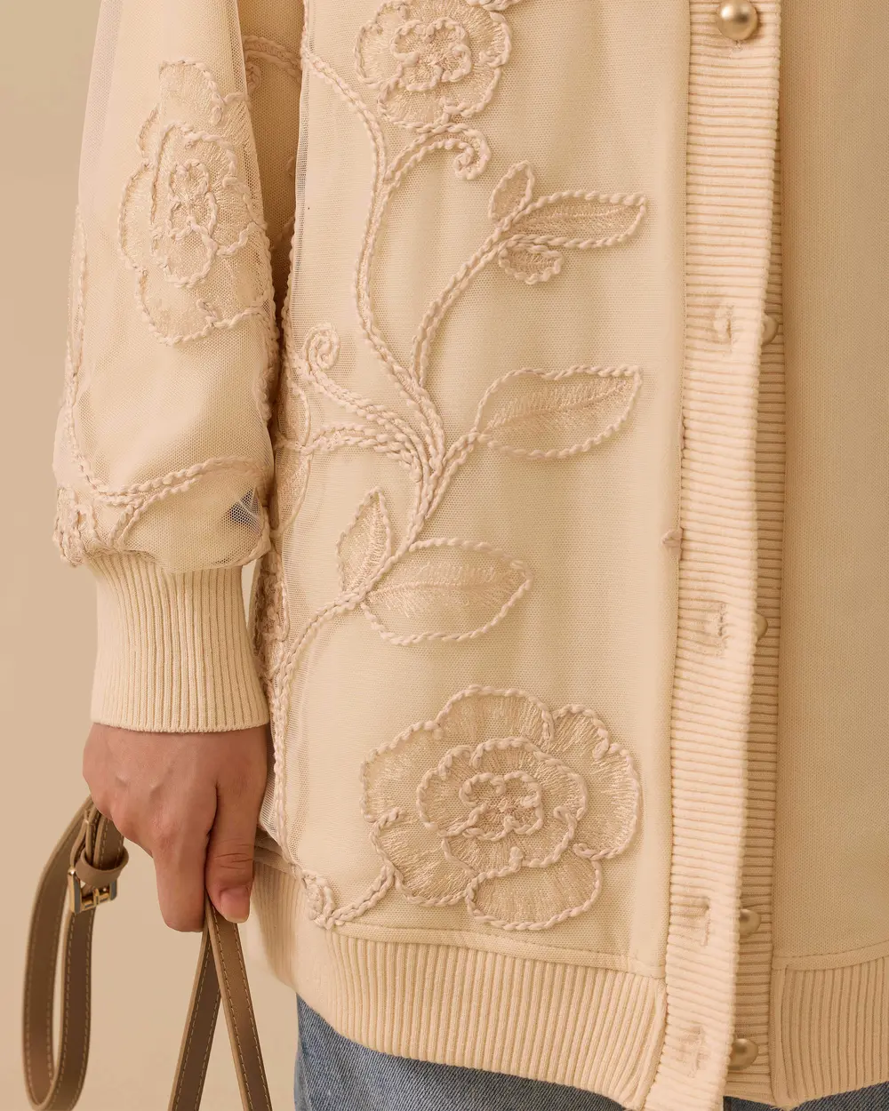 V Yaka Nakışlı Düğmeli Hırka