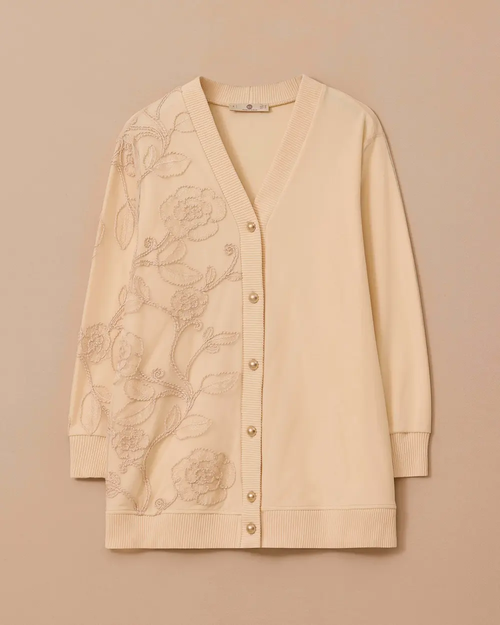 V Yaka Nakışlı Düğmeli Hırka