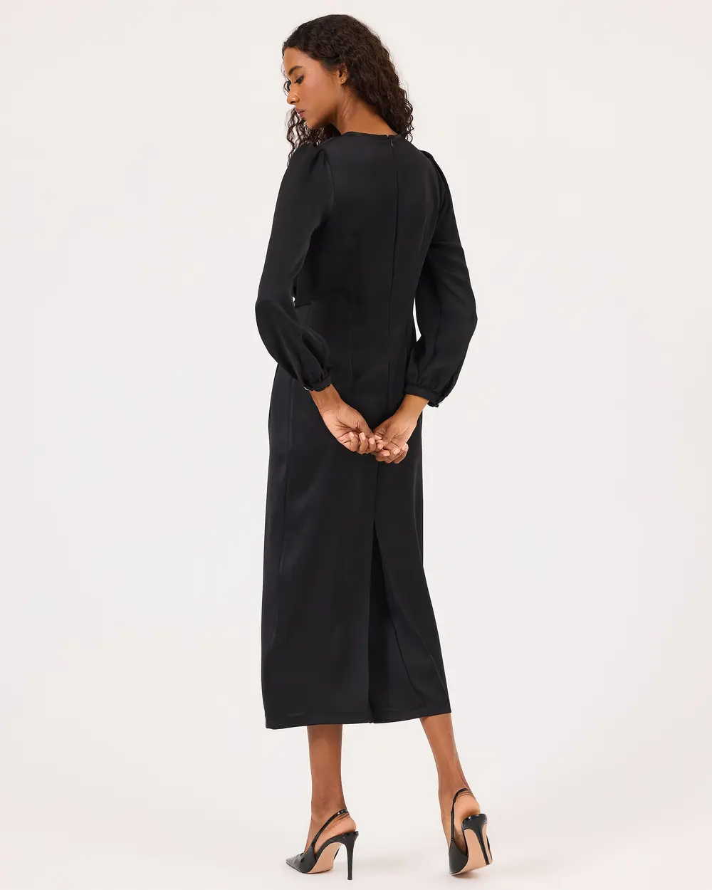 Round Neck Accessorized Long Sleeve Dress