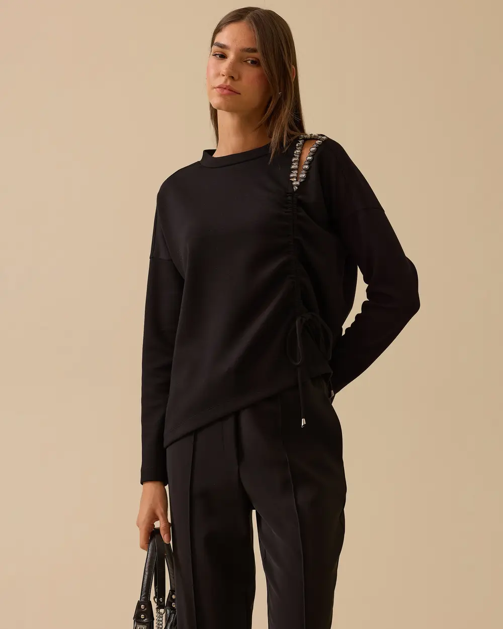 Taşlı Pencere Detaylı Büzgülü Bluz