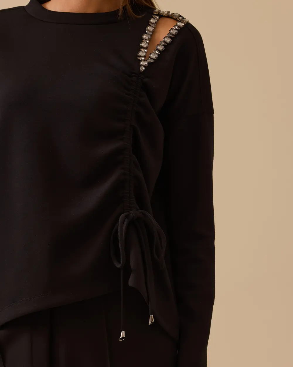 Taşlı Pencere Detaylı Büzgülü Bluz