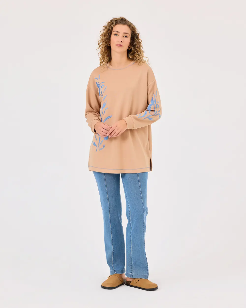 Embroidered Round Neck Low Sleeve Sweatshirt