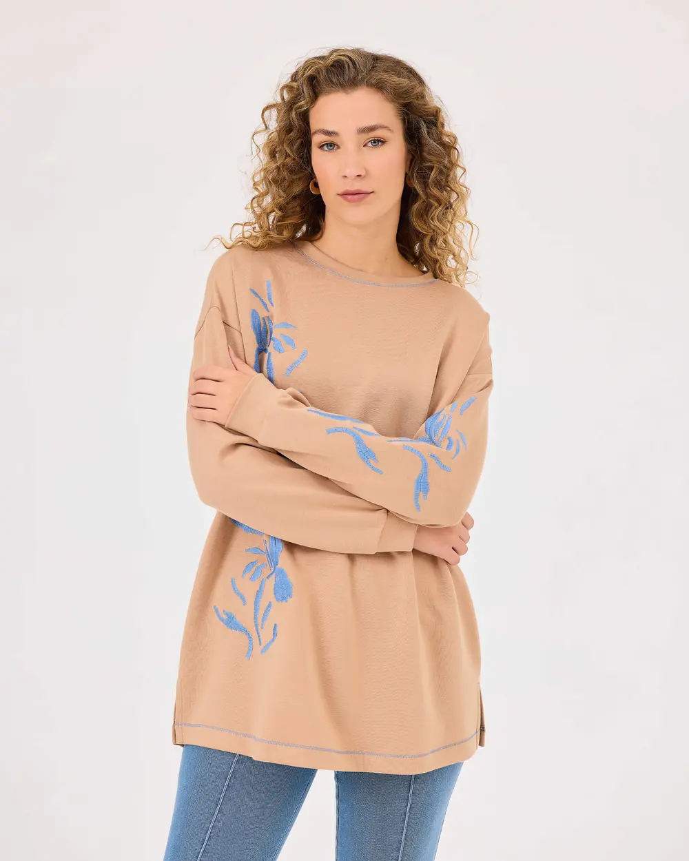 Embroidered Round Neck Low Sleeve Sweatshirt