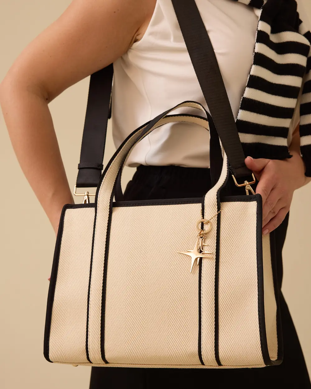 Aksesuarlı Biye Detaylı Kol Çantası