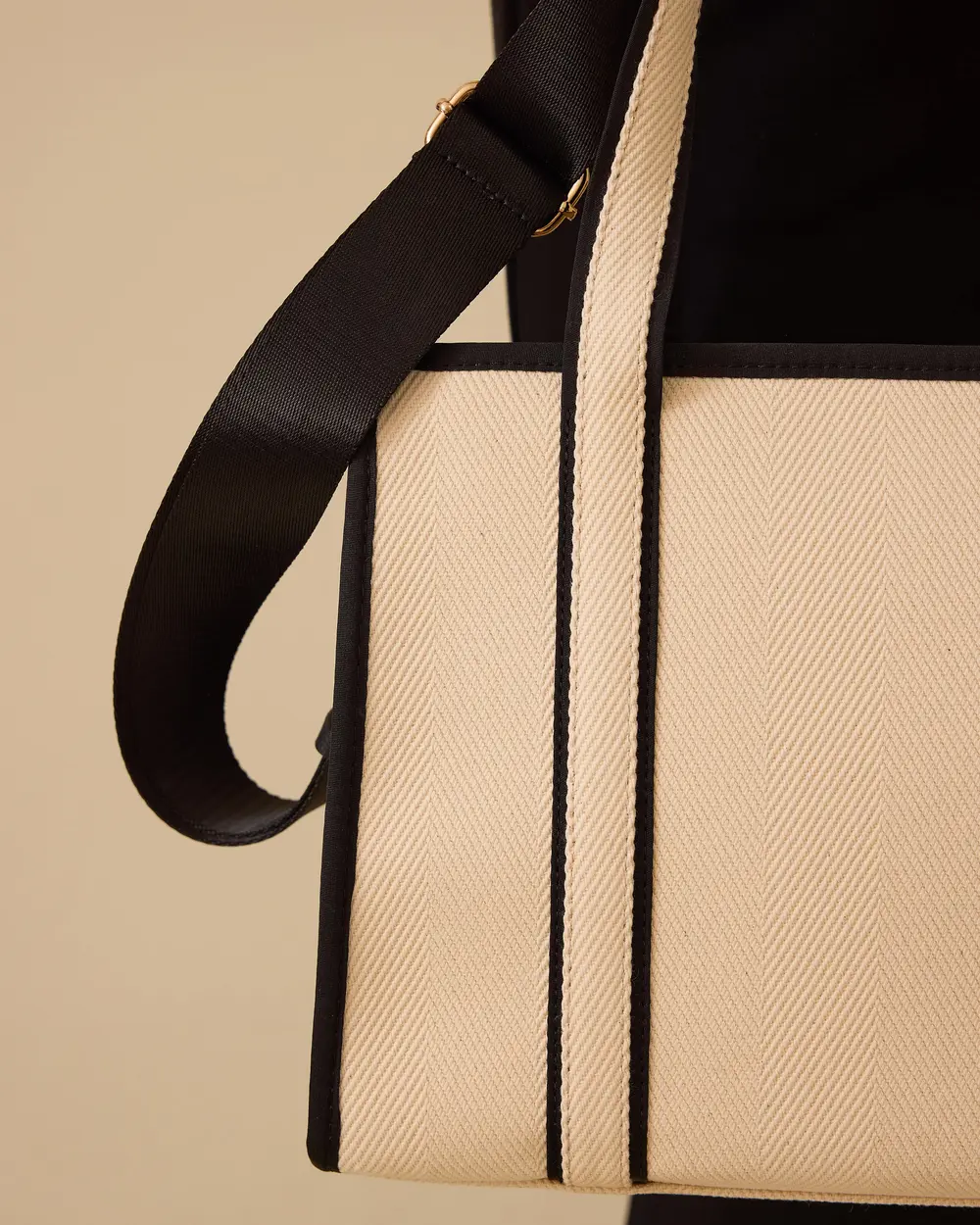 Aksesuarlı Biye Detaylı Kol Çantası