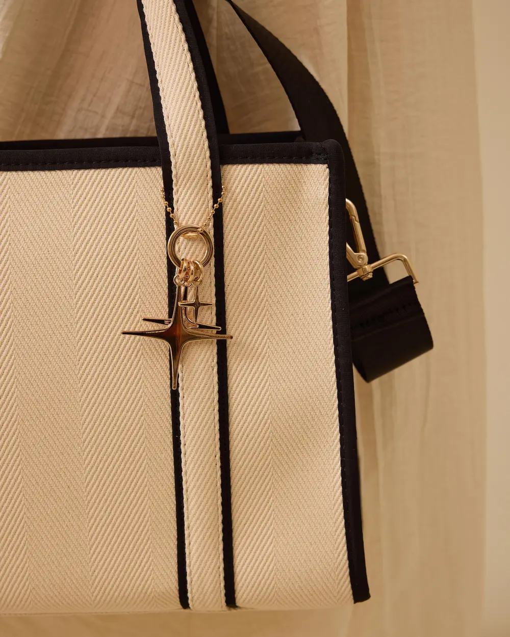 Aksesuarlı Biye Detaylı Kol Çantası