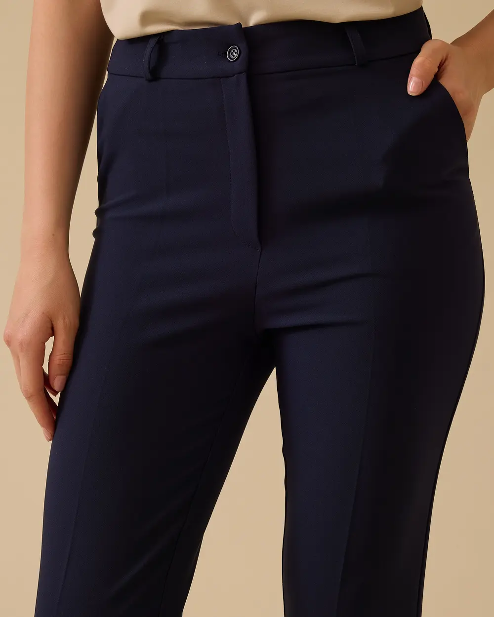 Düğmeli Yırtmaç Detaylı Pantolon