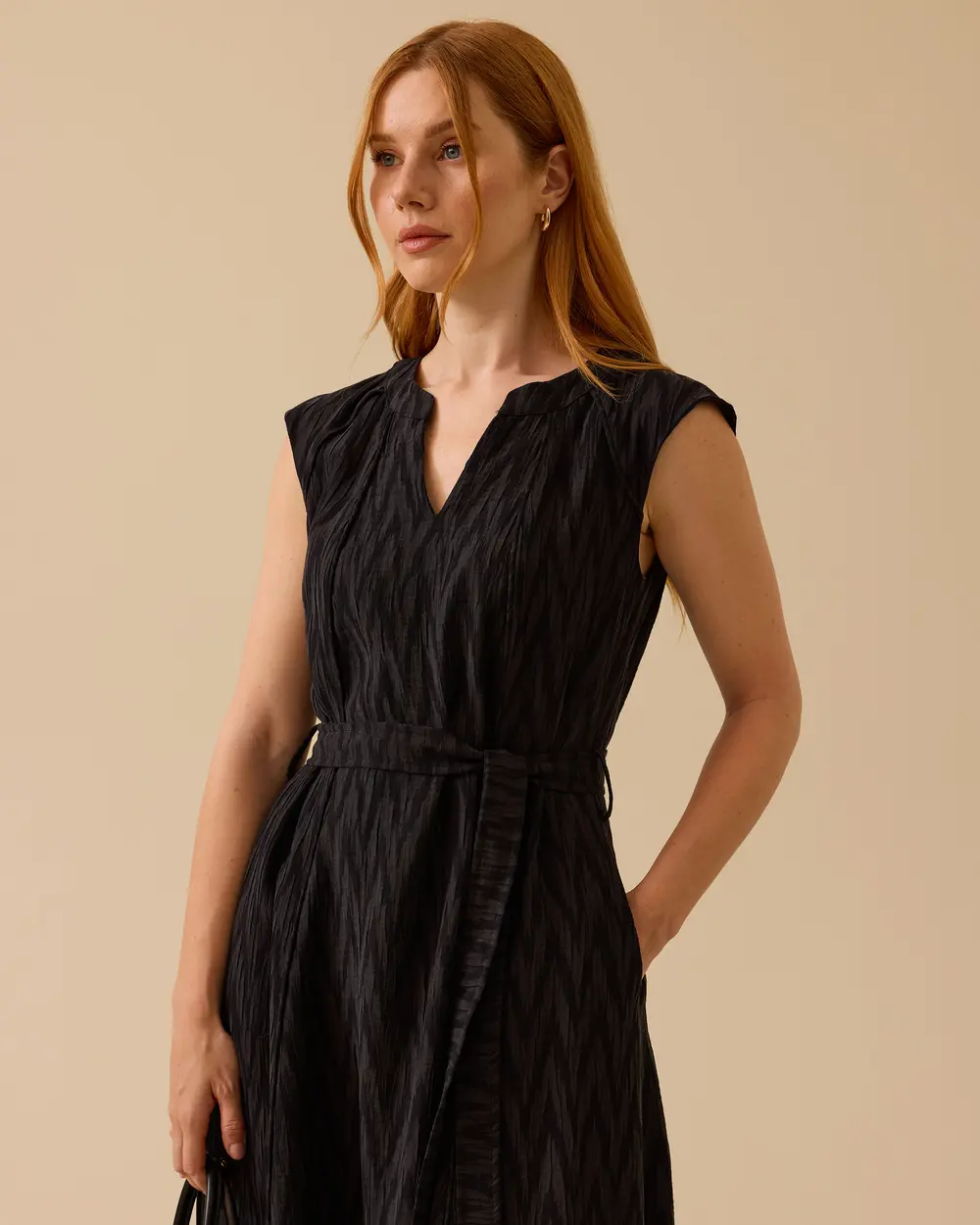 Kuşaklı V Yaka Dokulu Elbise