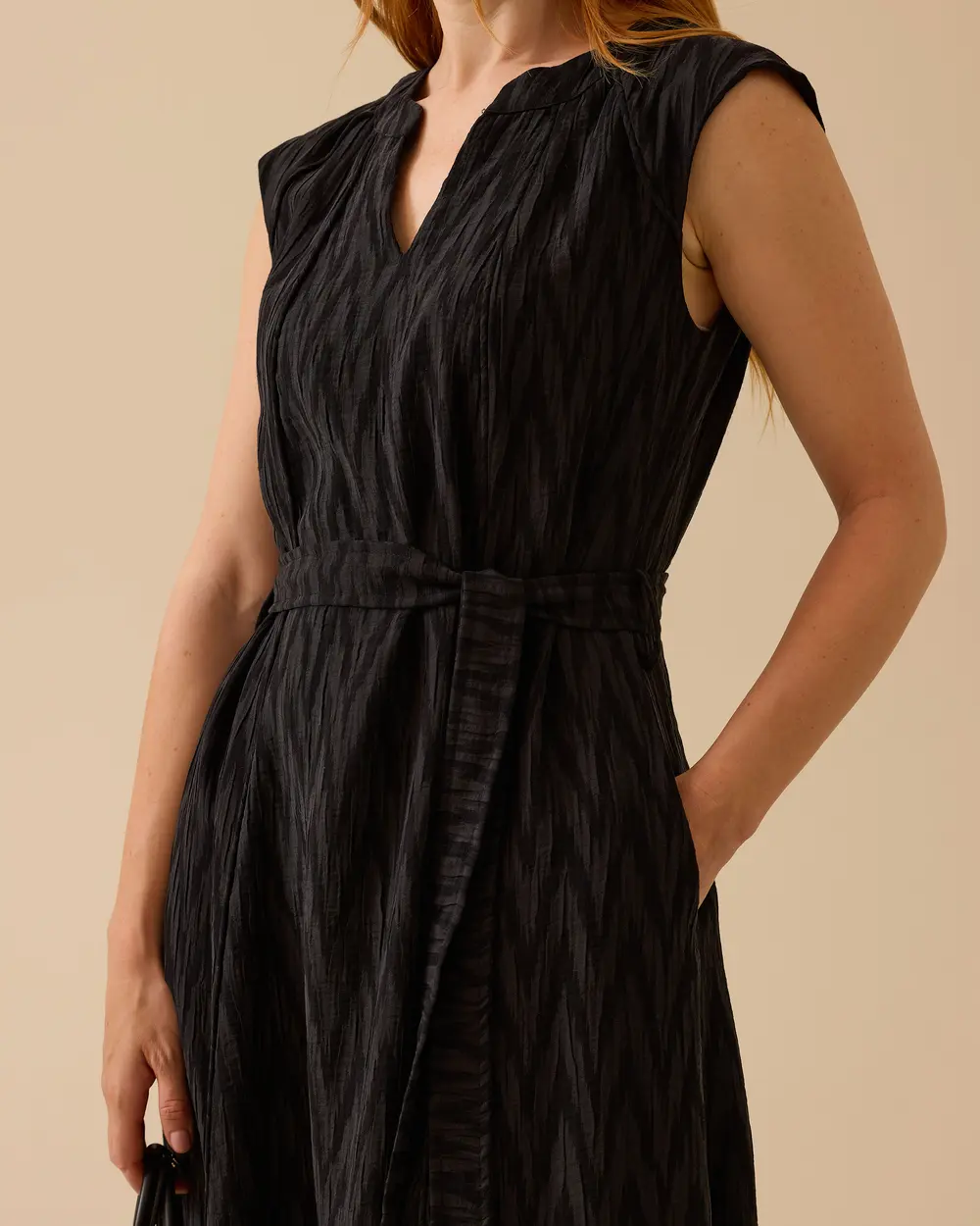 Kuşaklı V Yaka Dokulu Elbise