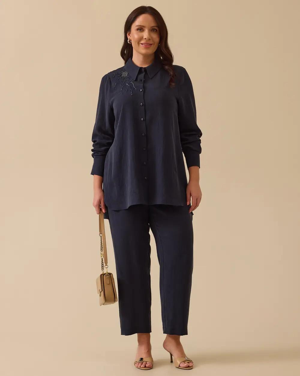 Büyük Beden Nakışlı Rahat Kesim Gömlek