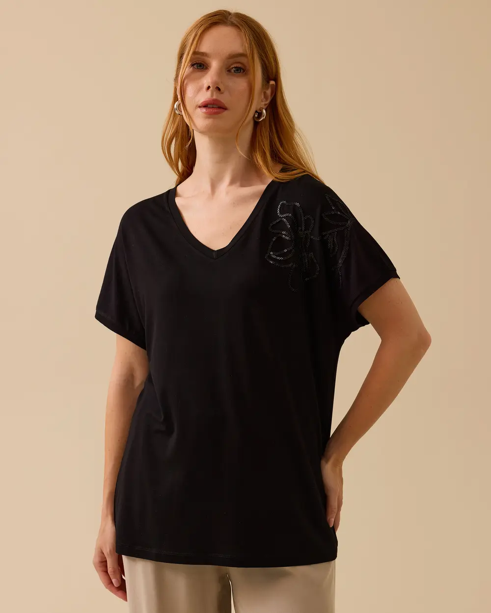 V Yaka Nakışlı Penye Tişört