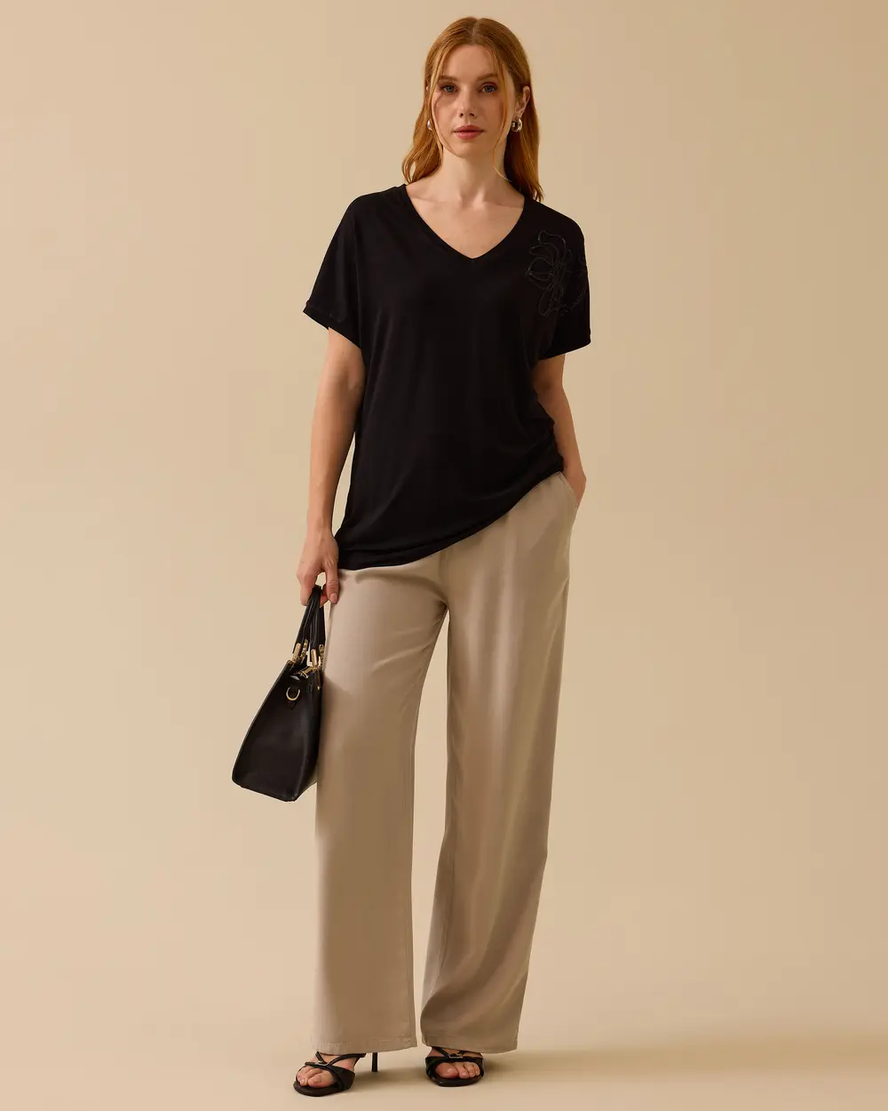 V Yaka Nakışlı Penye Tişört