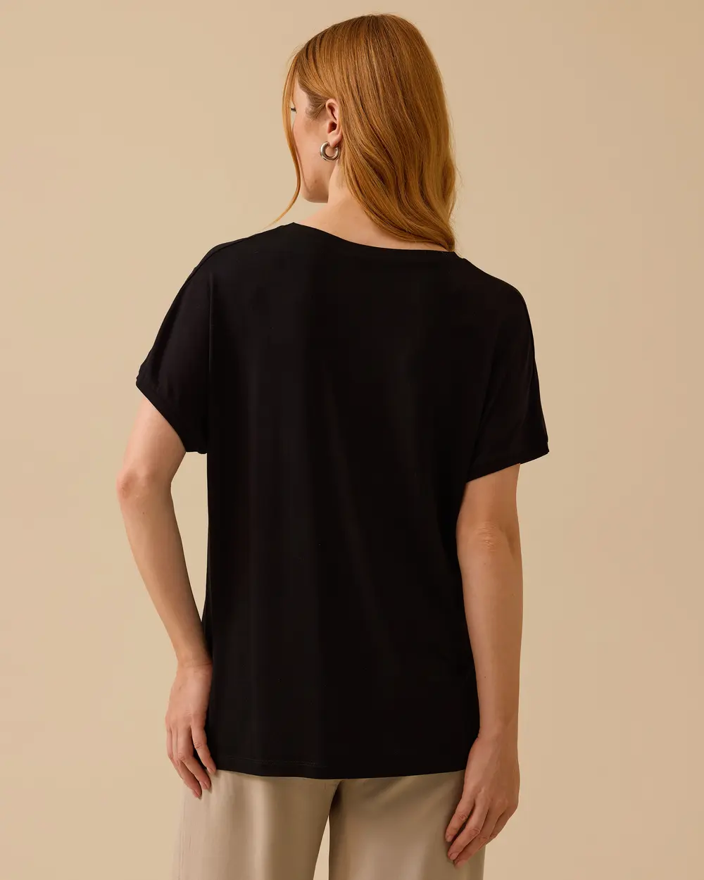 V Yaka Nakışlı Penye Tişört