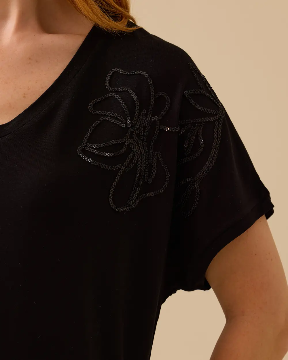 V Yaka Nakışlı Penye Tişört