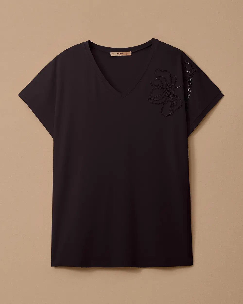 V Yaka Nakışlı Penye Tişört