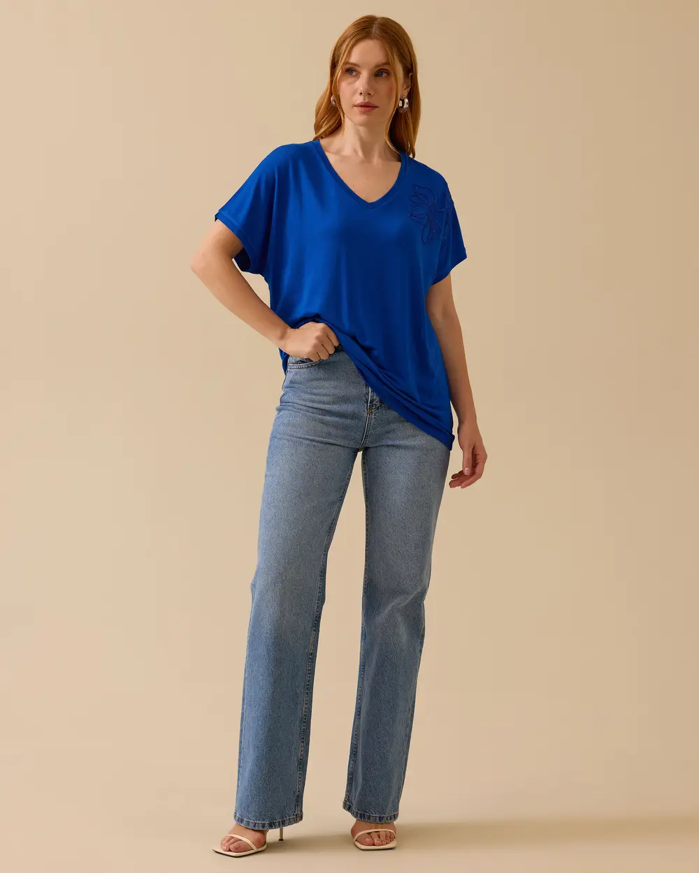 V Yaka Nakışlı Penye Tişört