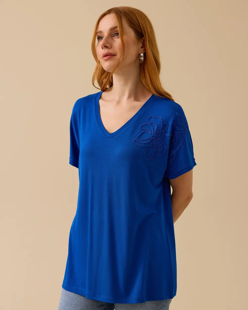 V Yaka Nakışlı Penye Tişört