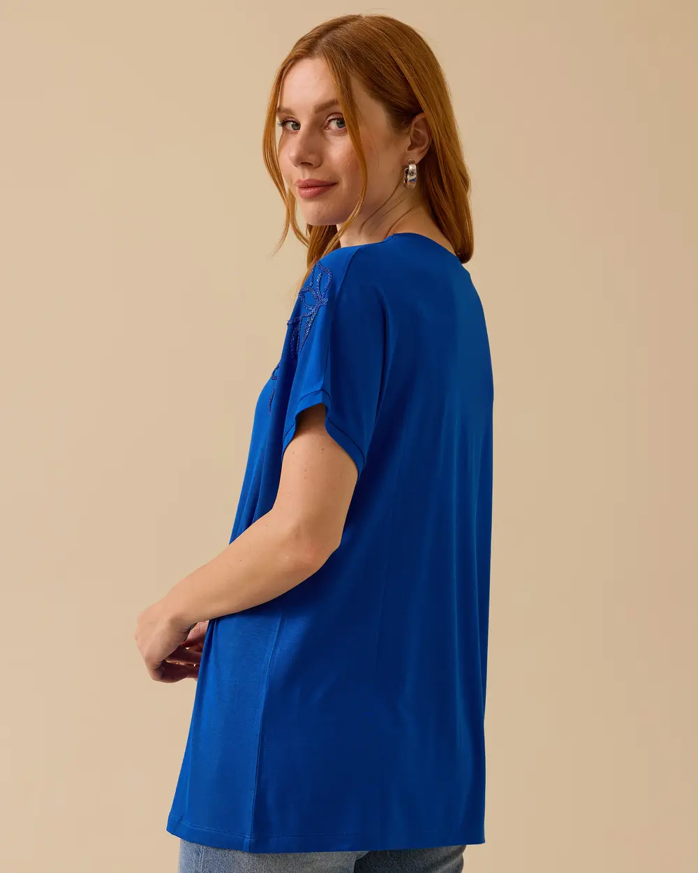 V Yaka Nakışlı Penye Tişört