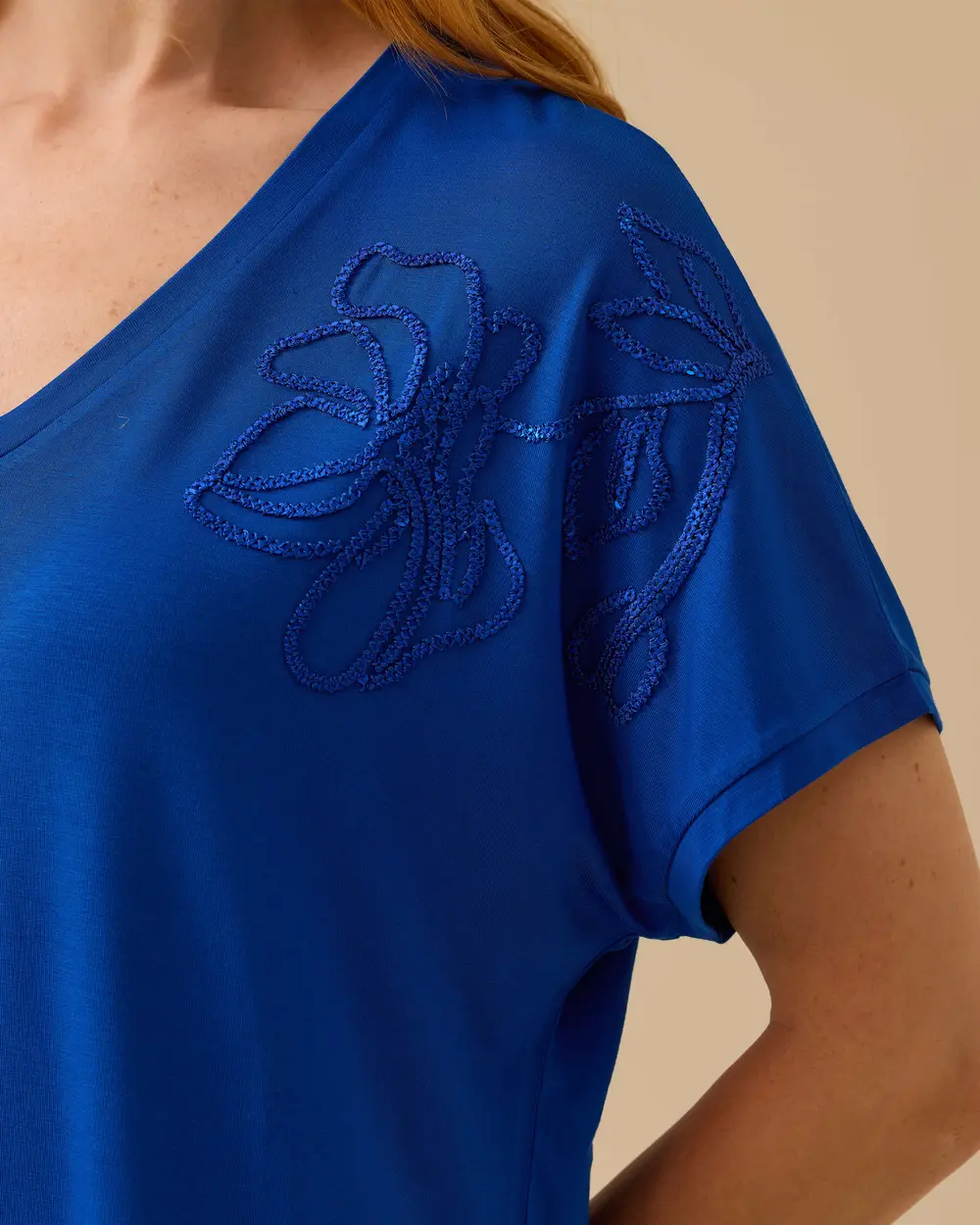 V Yaka Nakışlı Penye Tişört