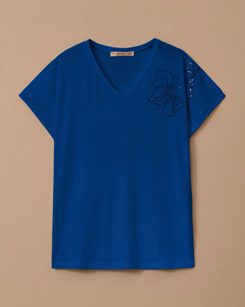V Yaka Nakışlı Penye Tişört