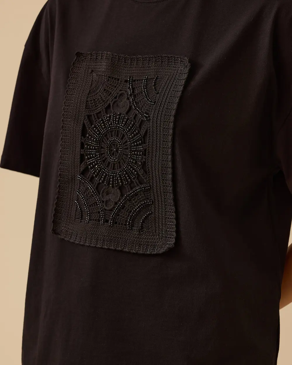 V Yaka Motif Detaylı Tişört