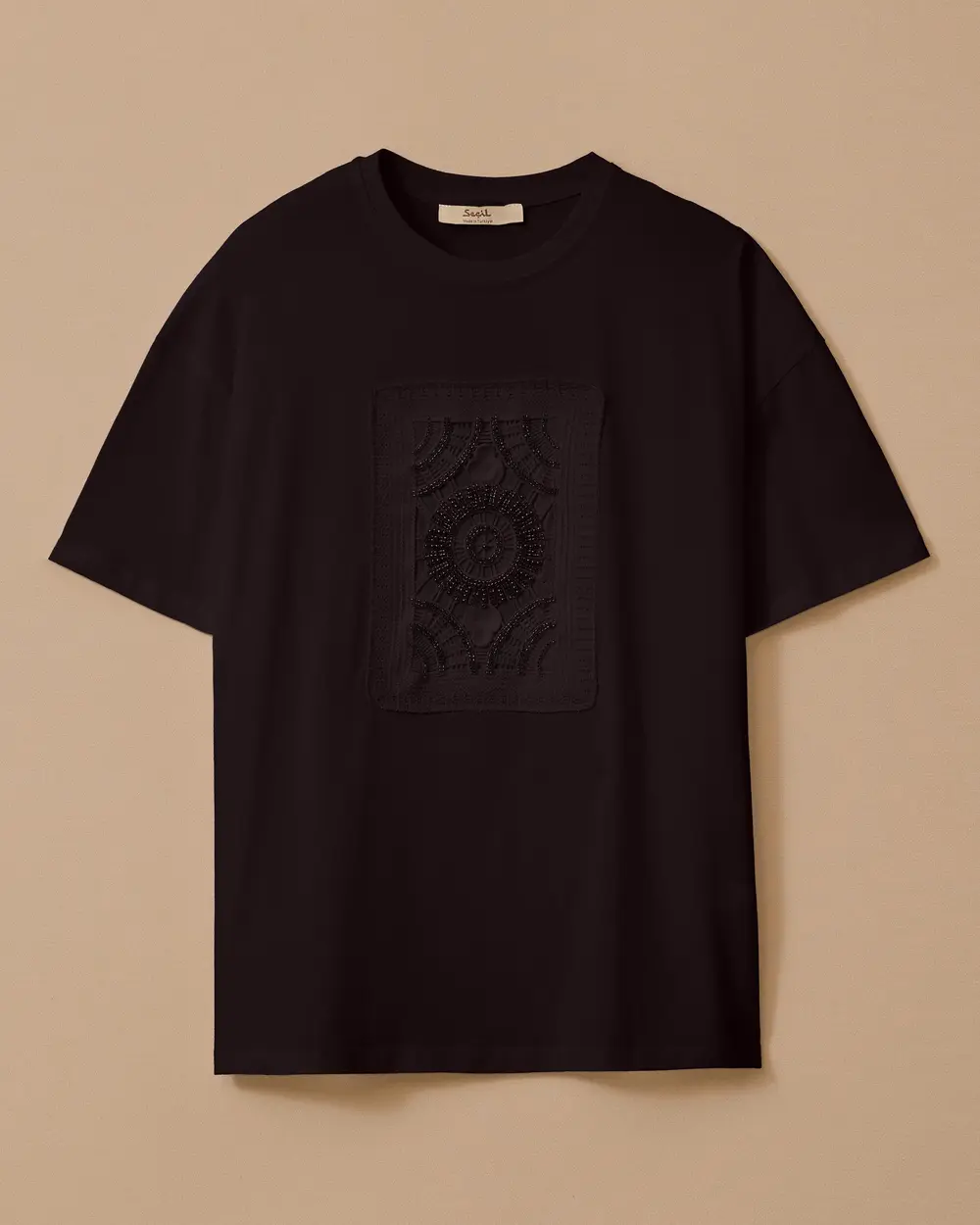 V Yaka Motif Detaylı Tişört