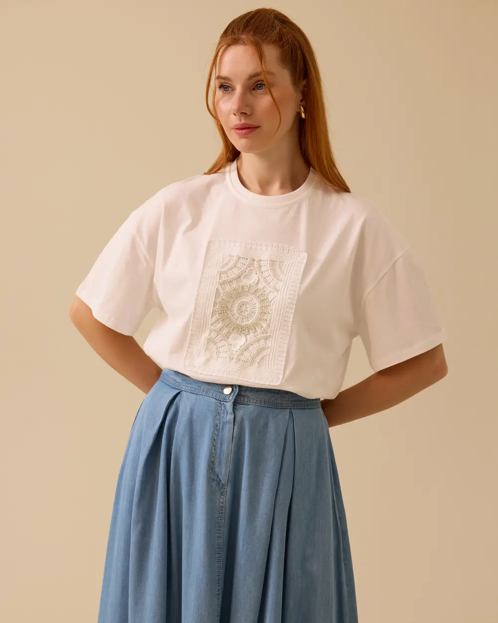 Yuvarlak Yaka Motif Detaylı Tişört