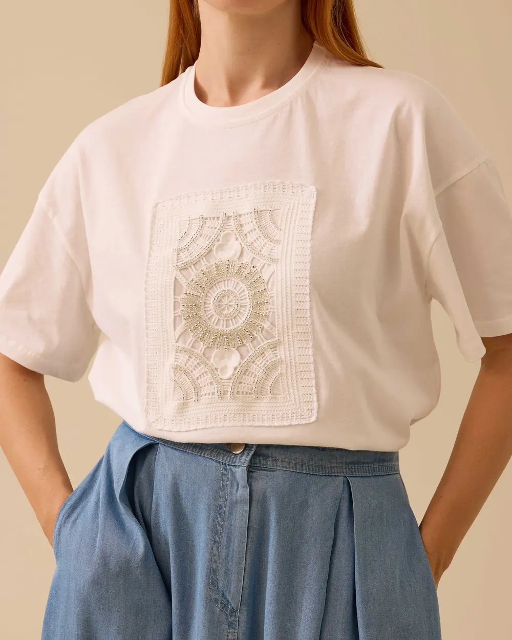 Yuvarlak Yaka Motif Detaylı Tişört