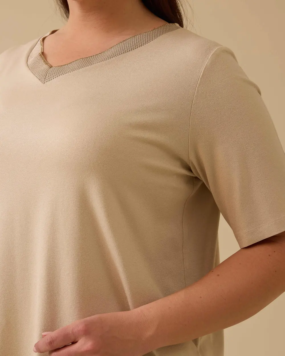 Büyük Beden V Yaka Parlak Dokulu Tişört