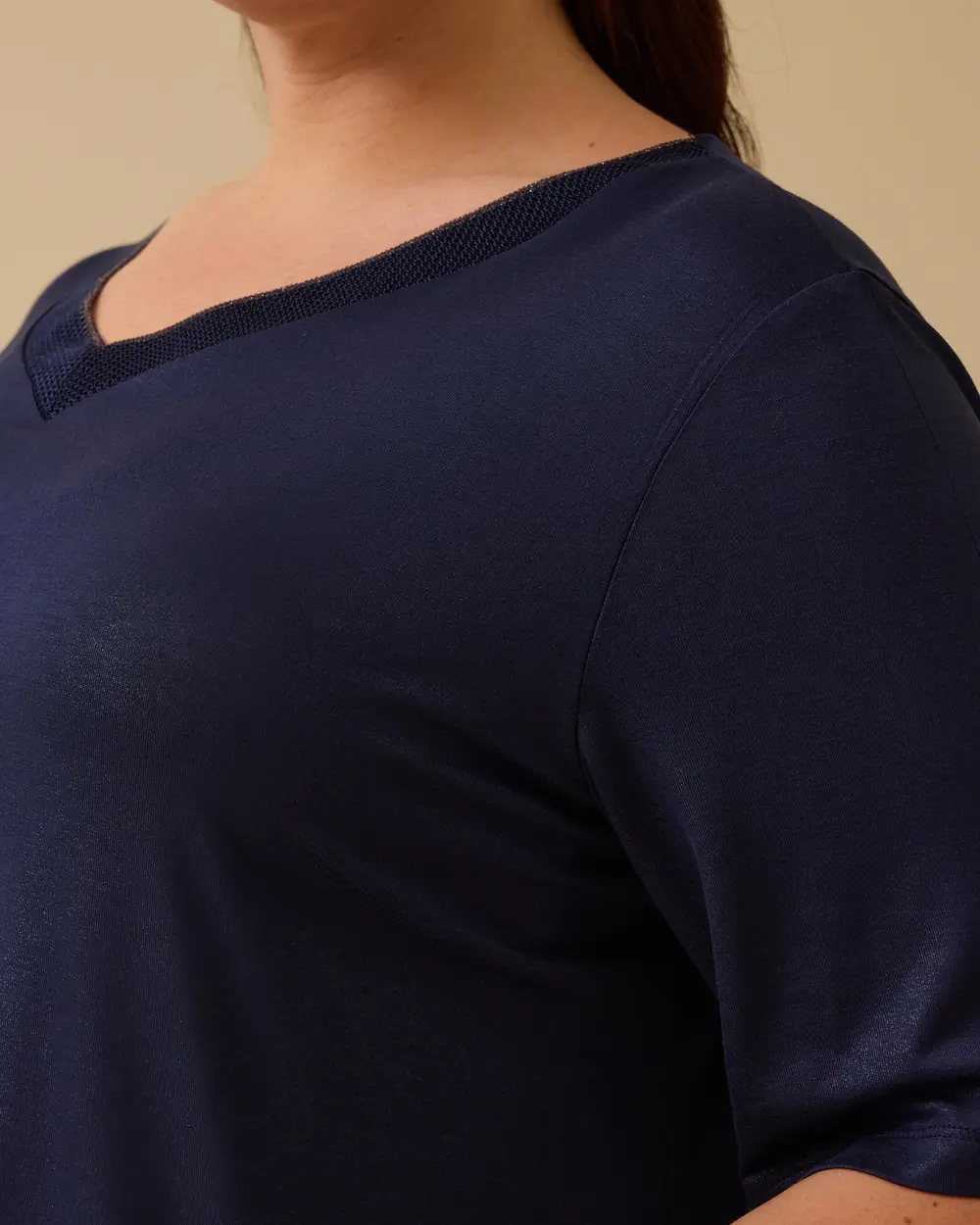 Büyük Beden V Yaka Parlak Dokulu Tişört