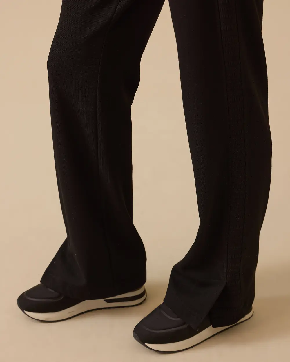 Yan Dokulu Yırtmaçlı Pantolon