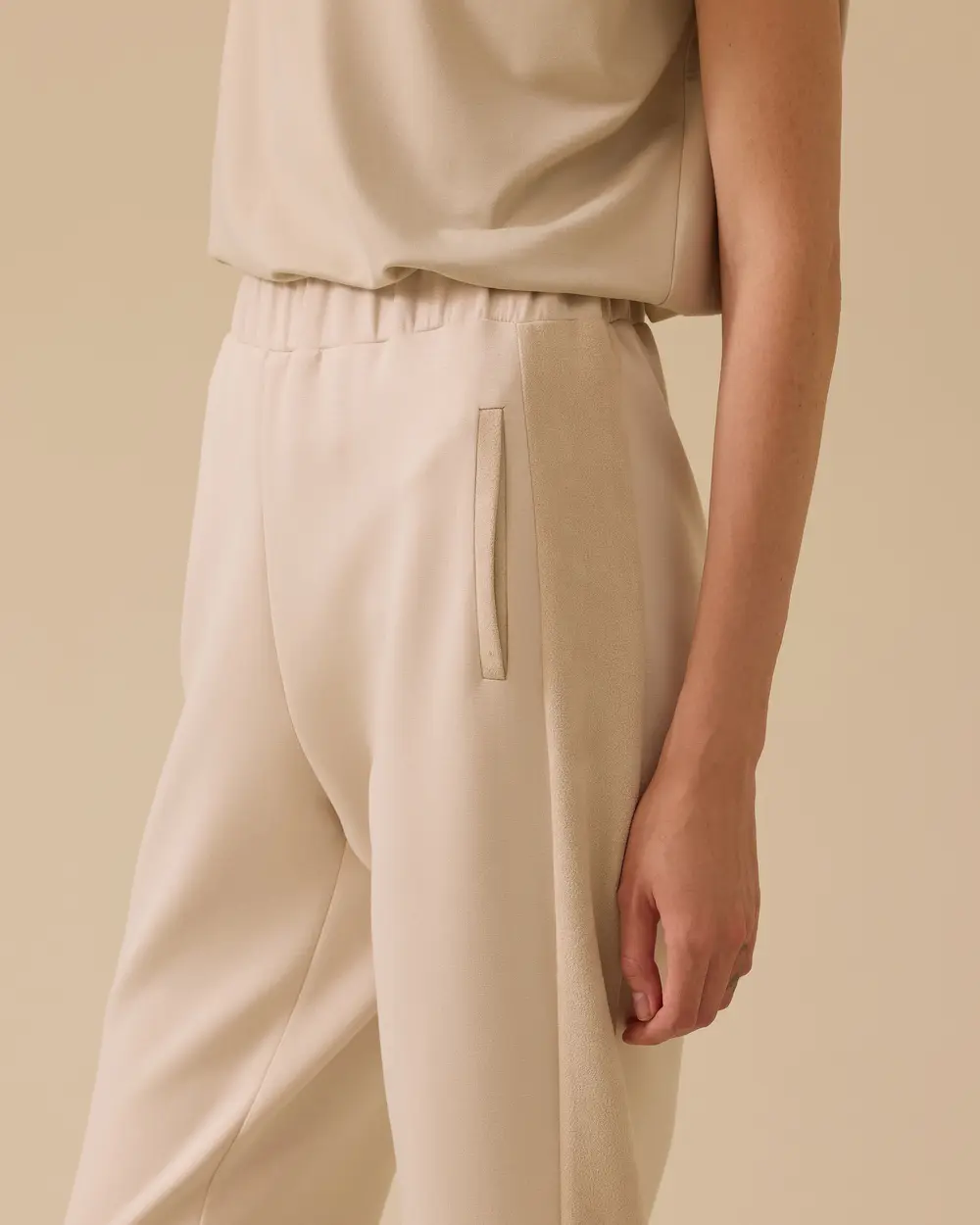 Elastik Bel Süet Detaylı Pantolon