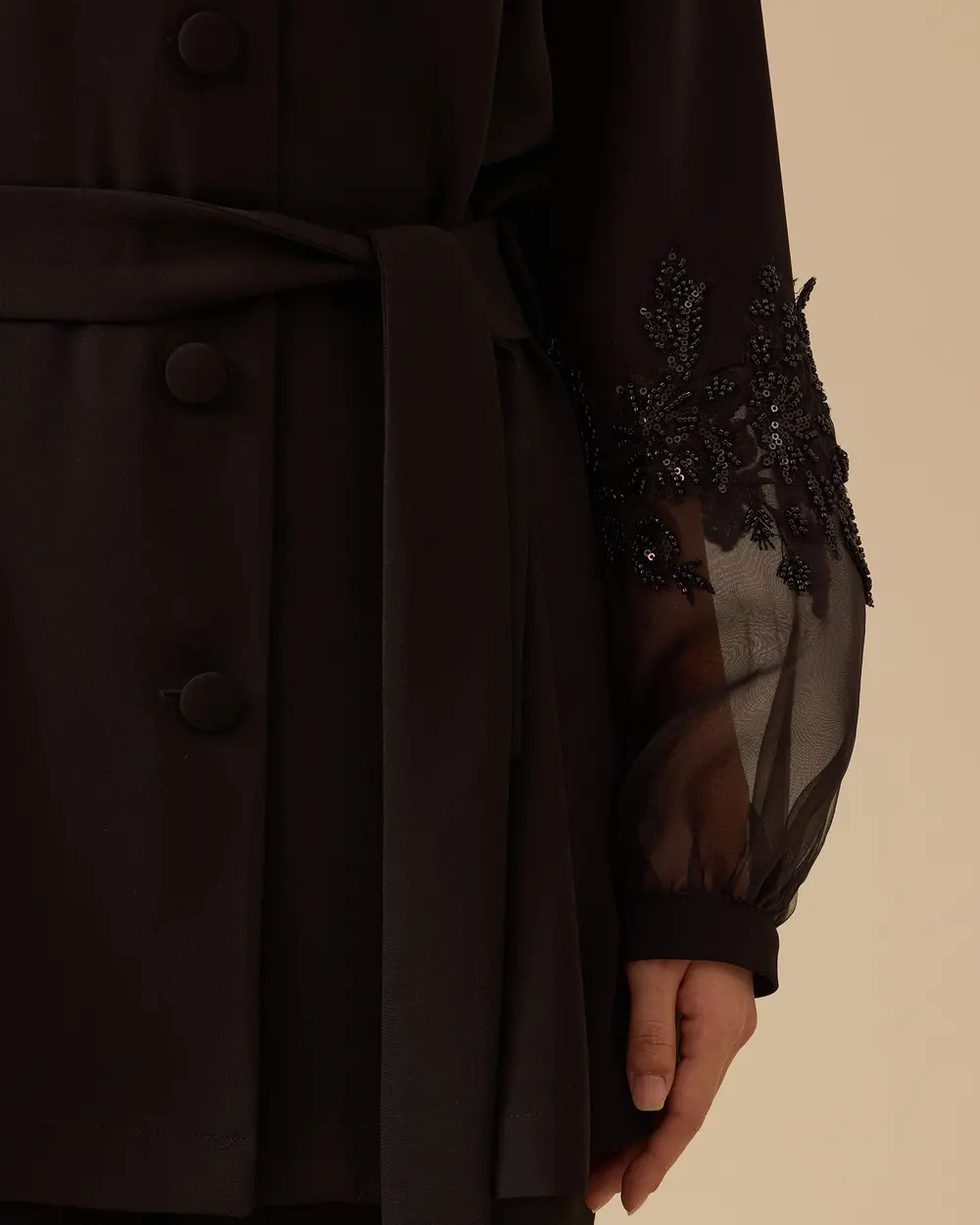 Nakış İşlemeli Kol Detaylı Kuşaklı Ceket