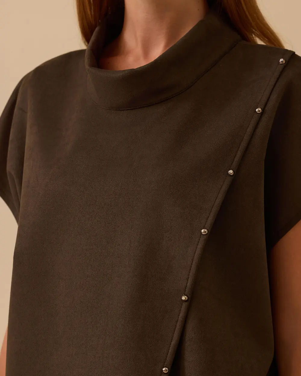 Dik Yaka Asimetrik Süet Süveter