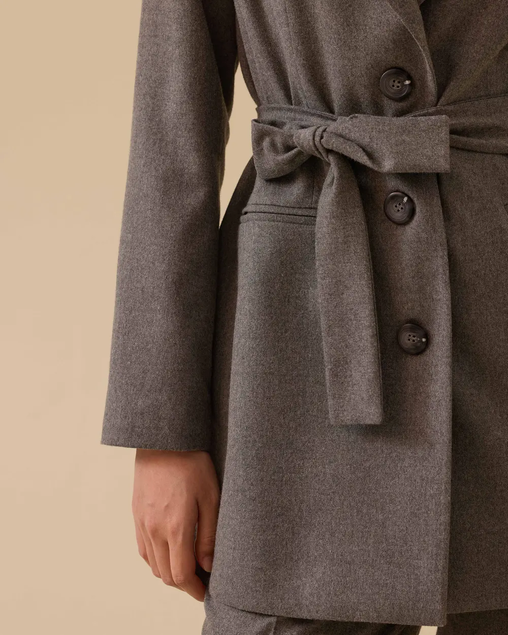 Arka Pileli Kuşaklı Ceket