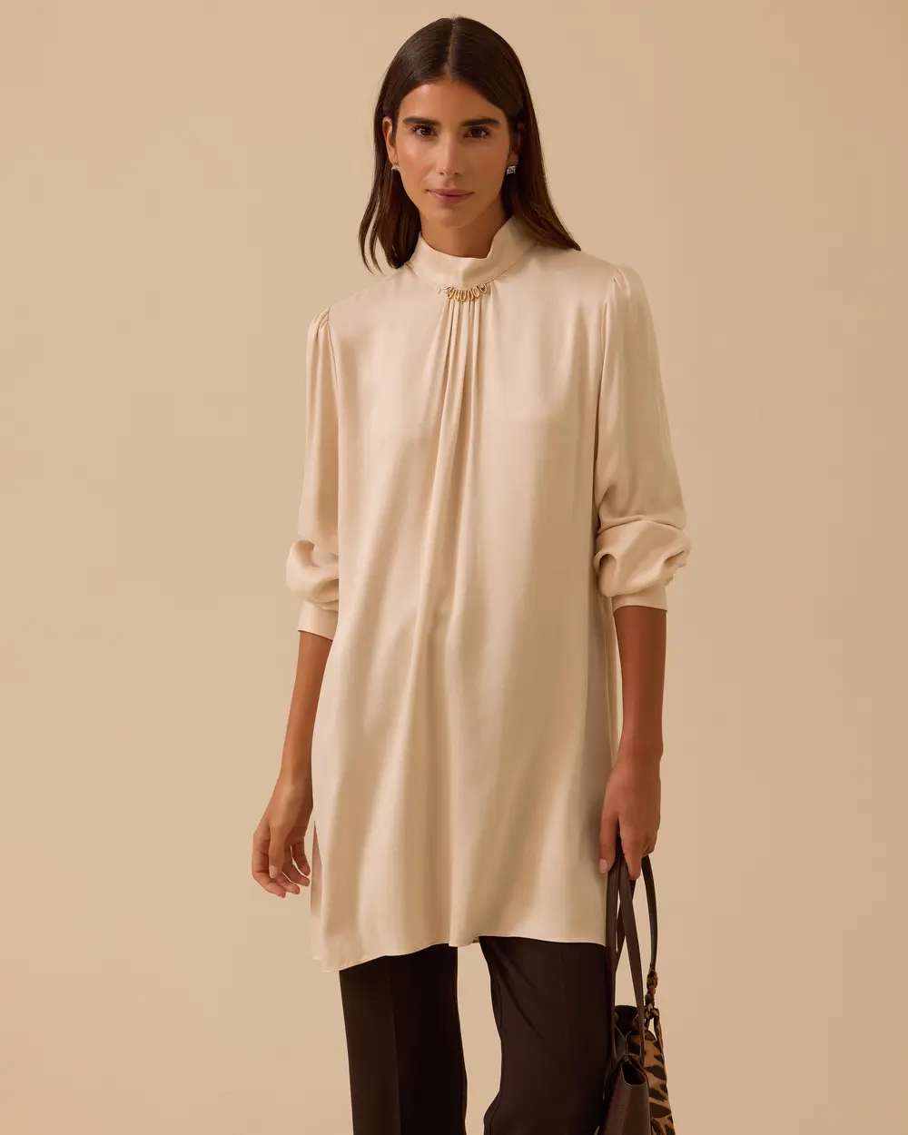 Yaka Aksesuarlı Pile Detaylı Tunik