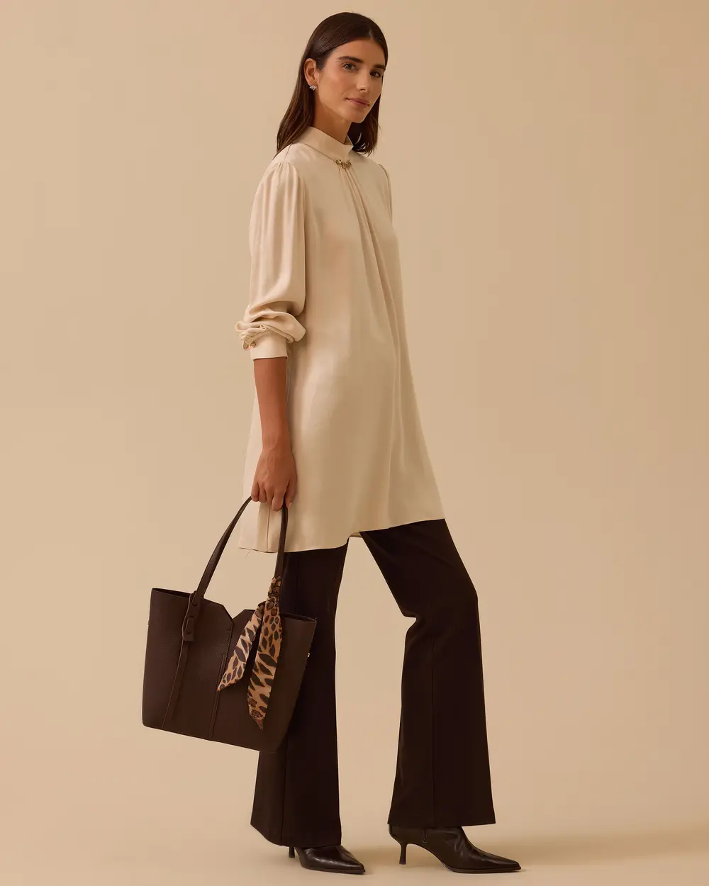 Yaka Aksesuarlı Pile Detaylı Tunik