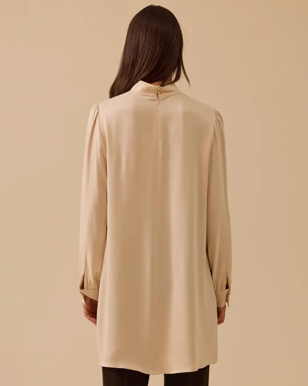 Yaka Aksesuarlı Pile Detaylı Tunik