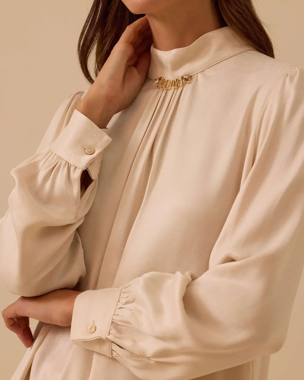 Yaka Aksesuarlı Pile Detaylı Tunik