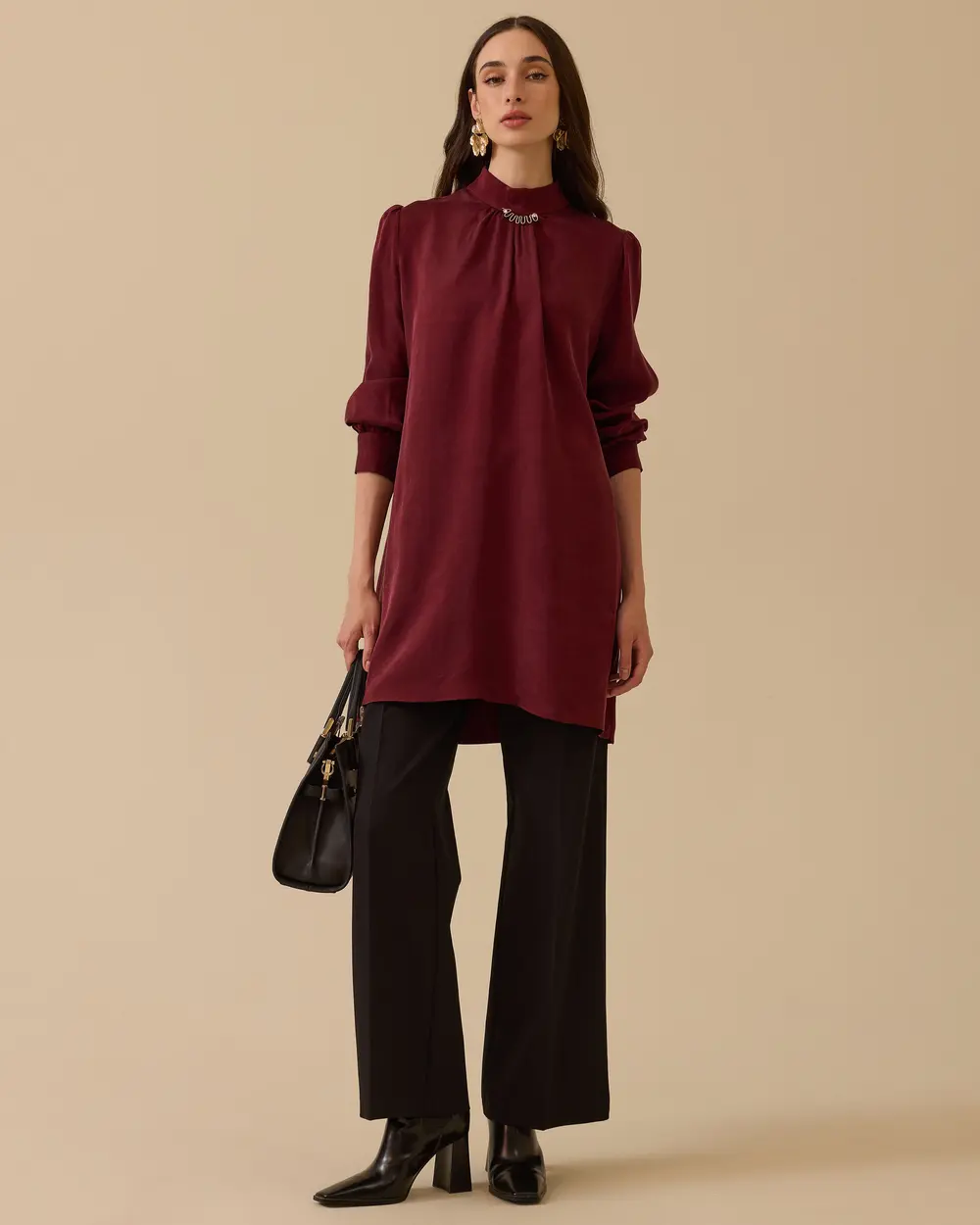 Yaka Aksesuarlı Pile Detaylı Tunik