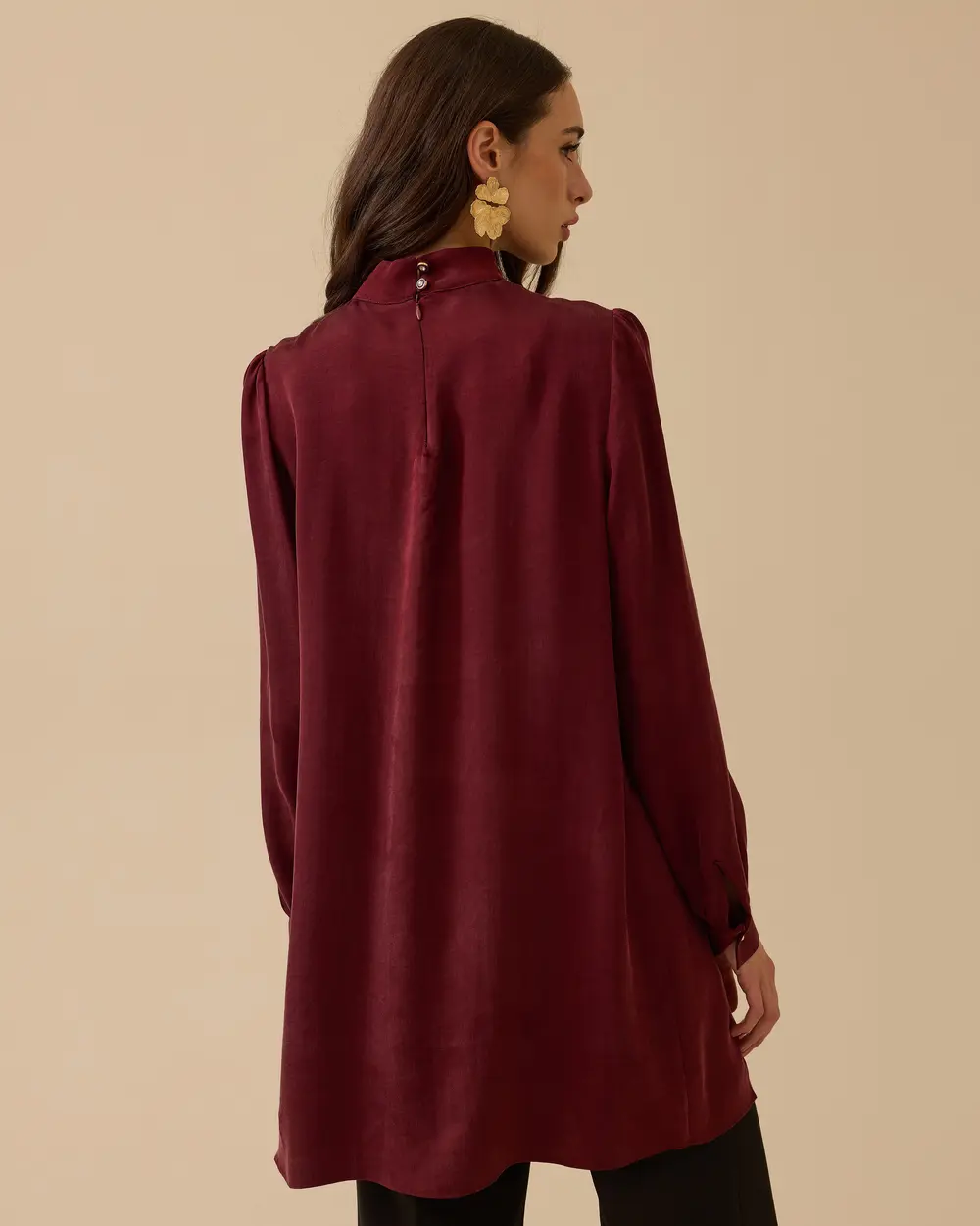 Yaka Aksesuarlı Pile Detaylı Tunik