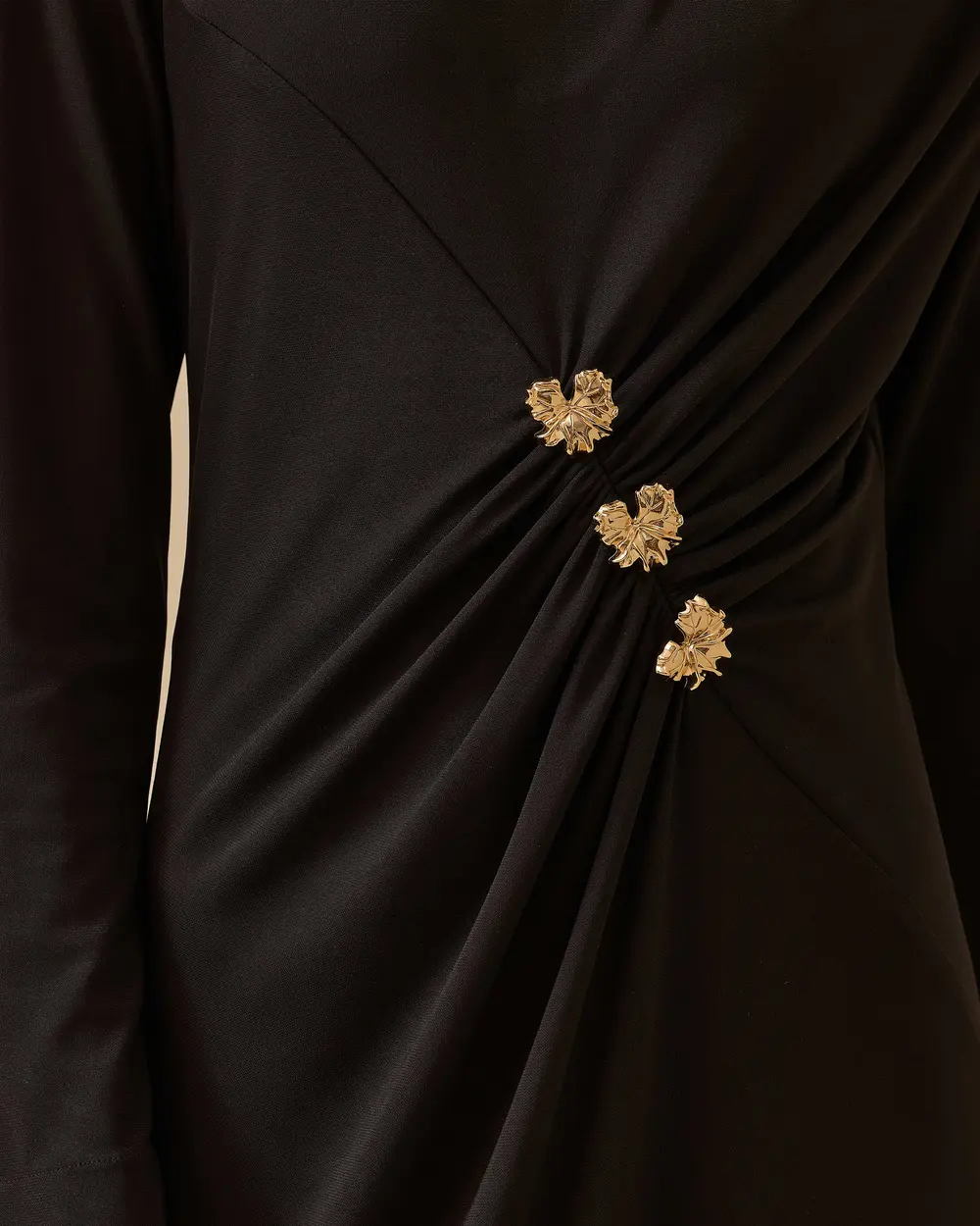 Gold Aksesuar Detaylı Drapeli Elbise