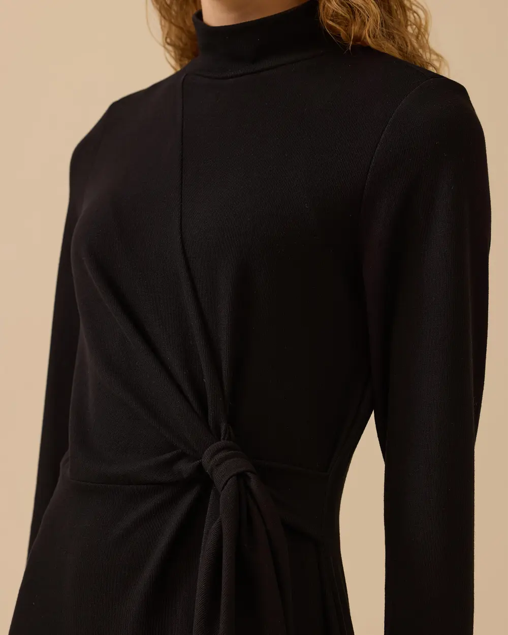 Dik Yaka Bağlama Detaylı Midi Elbise