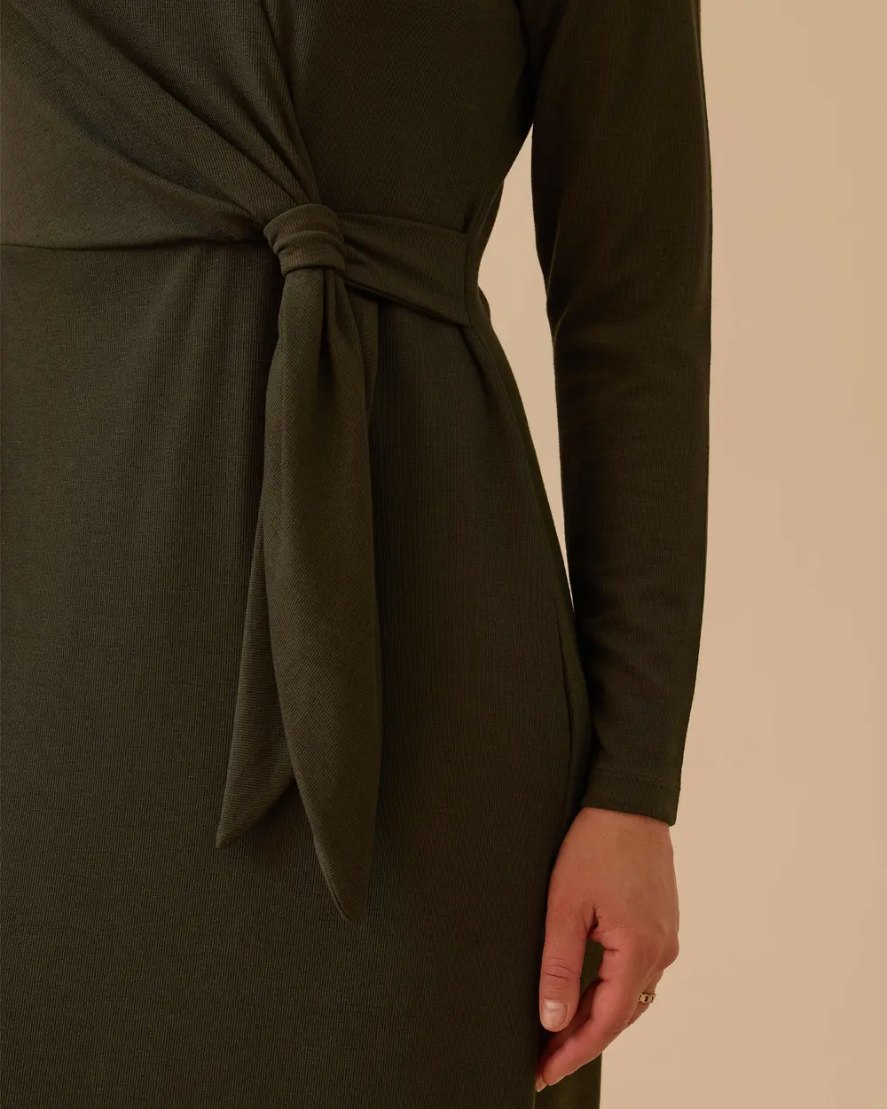 Dik Yaka Bağlama Detaylı Midi Elbise