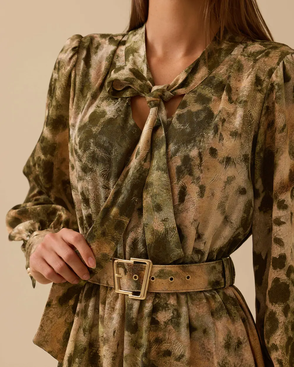 Fular Yakalı Desenli Kemer Detaylı Elbise