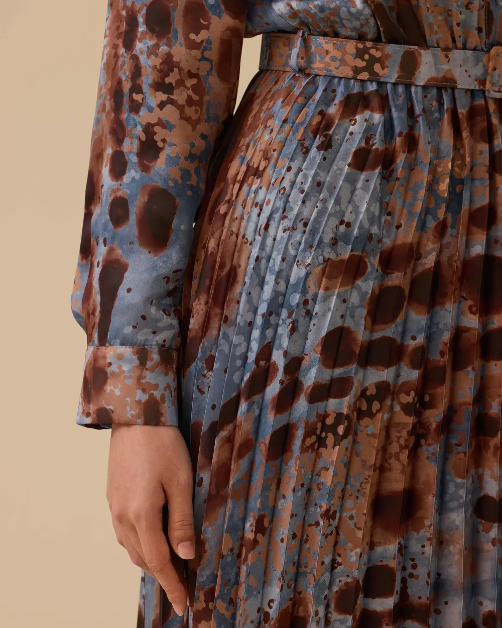 Kemerli Plise Detaylı Desenli Elbise