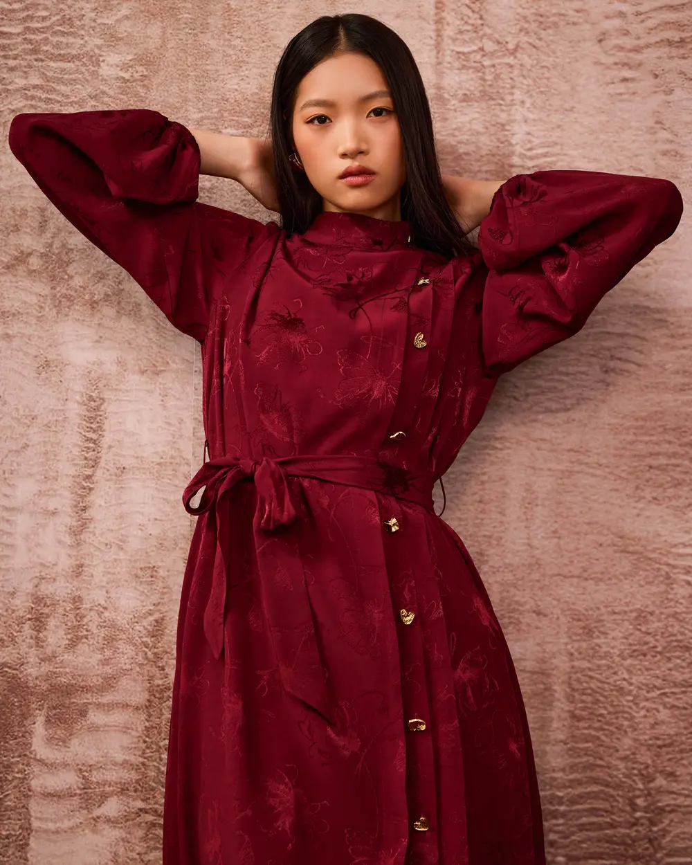 Desenli Pile Detaylı Kuşaklı Elbise