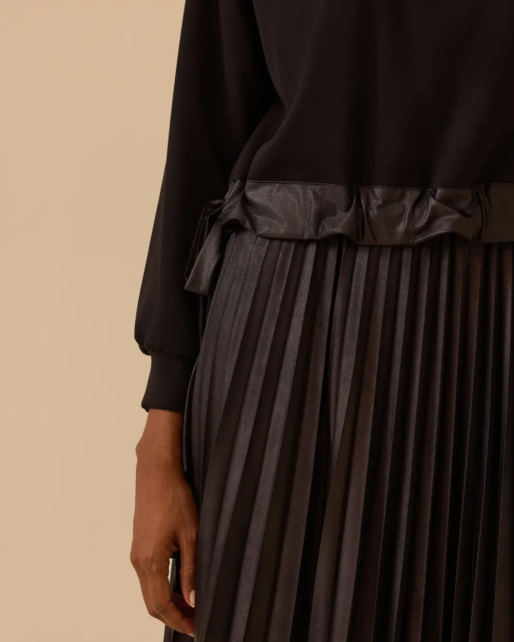 Taş Detaylı Suni Deri Pliseli Midi Elbise